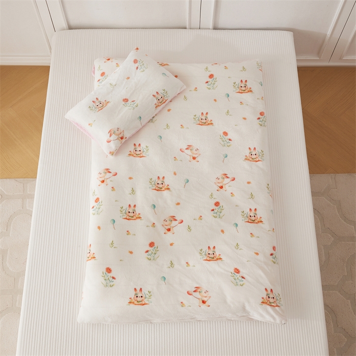 91家纺网 家纺一手货源 找家纺 艾佳宝贝 2024牛奶绒豆豆绒可拆式多功能防踢被 防踢被-春日游玩