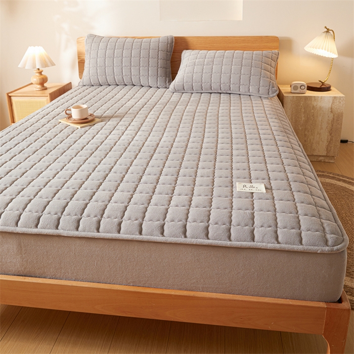 91家纺网 家纺一手货源 找家纺 鑫钰 2024新款A类无印风牛奶绒大豆夹棉床笠-暖格 暖格-紫灰