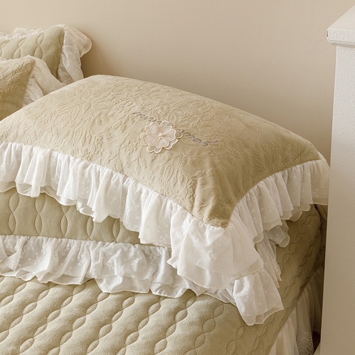 91家纺网 家纺一手货源 找家纺 胜权家纺 2024秋冬新款法式牛奶绒蕾丝单床盖系列-爱丽丝 爱丽丝-橄榄绿