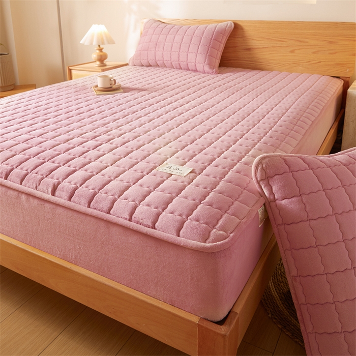 91家纺网 家纺一手货源 找家纺 鑫钰 2024新款A类无印风牛奶绒大豆夹棉床笠-暖格 暖格-绯粉