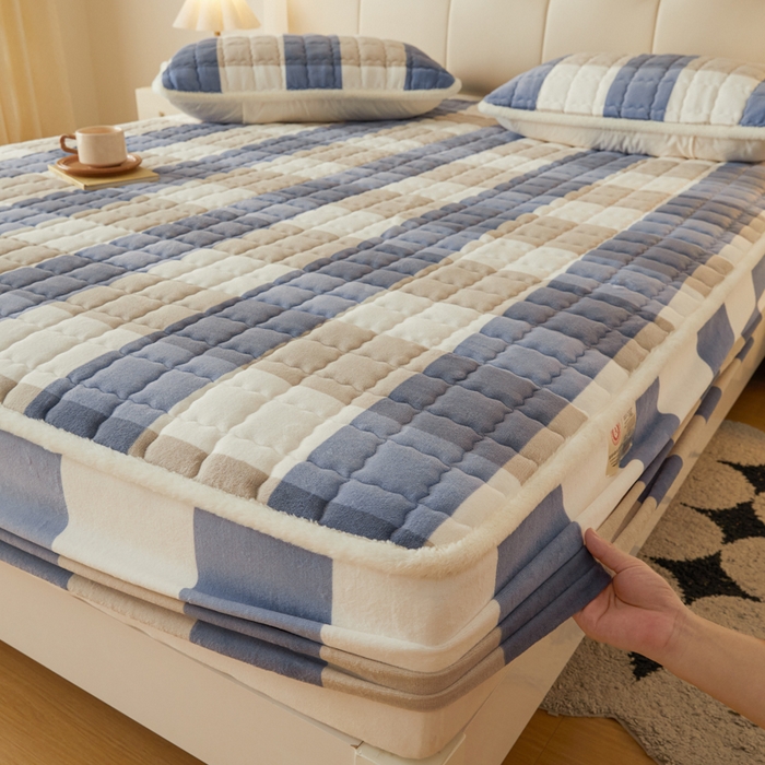 91家纺网 家纺一手货源 找家纺 鑫钰 2024新款A类无印风牛奶绒大豆夹棉床笠-暖格 暖格-蓝大格