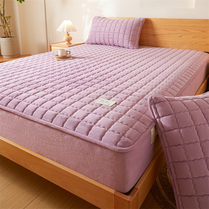 91家纺网 家纺一手货源 找家纺 鑫钰 2024新款A类无印风牛奶绒大豆夹棉床笠-暖格 暖格-紫色