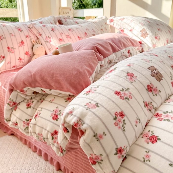 91家纺网 家纺一手货源 找家纺 尚美 2024新款高克重印花花边牛奶绒床盖四件套 花花世界