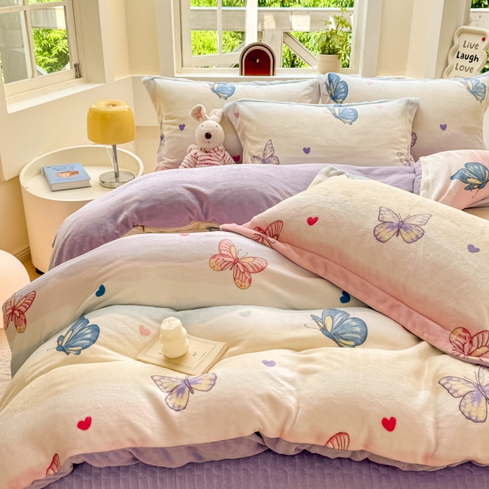 91家纺网 家纺一手货源 找家纺 尚美 2024新款高克重印花花边牛奶绒床盖四件套 蝴蝶飞飞