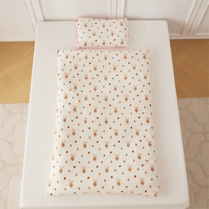 91家纺网 家纺一手货源 找家纺 艾佳宝贝 2024牛奶绒豆豆绒可拆式多功能防踢被 防踢被-甜甜兔乐园