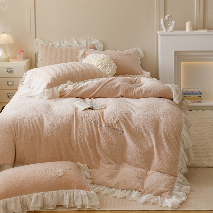 91家纺网 家纺一手货源 找家纺 胜权家纺 2024秋冬新款法式牛奶绒蕾丝床盖四件套系列-爱丽丝 爱丽丝-奶油米