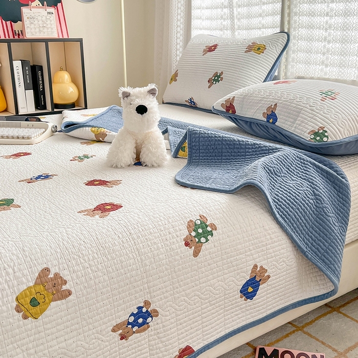 91家纺网 家纺一手货源 找家纺 沐纯家居 2025新款婴儿绒纯棉水洗床盖 萌宠小熊-海蓝