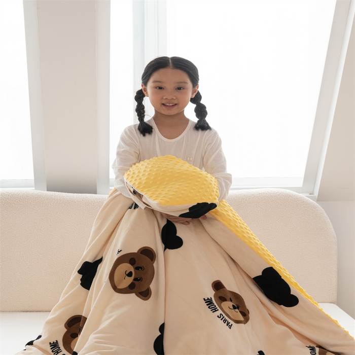 91家纺网 家纺一手货源 找家纺 艾佳宝贝 2024牛奶绒豆豆绒可拆式多功能防踢被 防踢被-乖乖熊