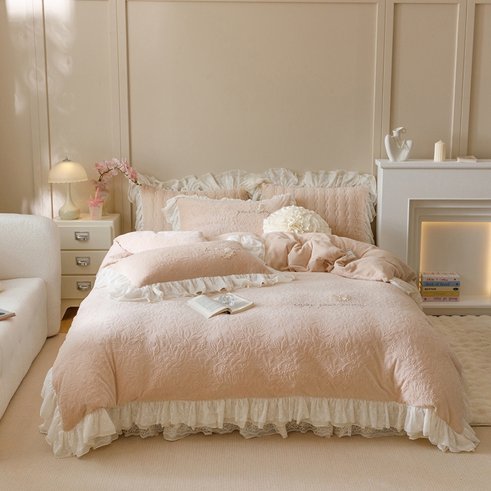 91家纺网 家纺一手货源 找家纺 胜权家纺 2024秋冬新款法式牛奶绒蕾丝床盖四件套系列-爱丽丝 爱丽丝-奶油米