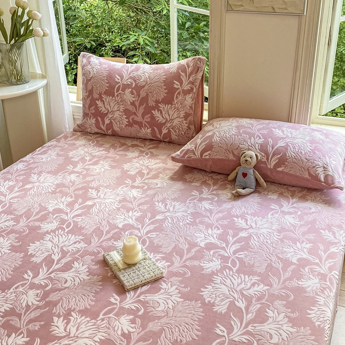 91家纺网 家纺一手货源 找家纺 大境 2024新款A类雕花绒牛奶绒床笠三件套单床笠宝宝绒婴儿绒 罗曼 贝壳粉