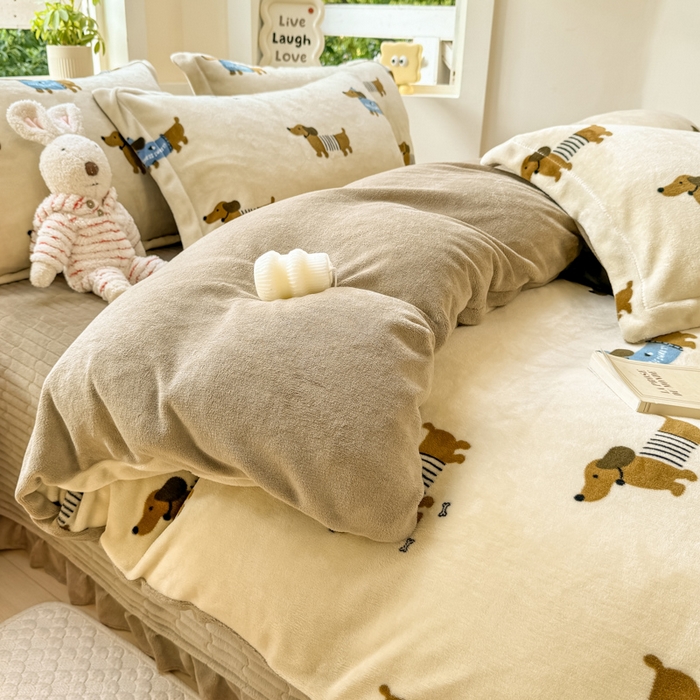 91家纺网 家纺一手货源 找家纺 尚美 2024新款高克重印花花边牛奶绒床盖四件套 跳跳狗