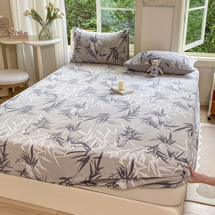 91家纺网 家纺一手货源 找家纺 大境 2024新款A类雕花绒牛奶绒床笠三件套单床笠宝宝绒婴儿绒 水墨竹 红灰