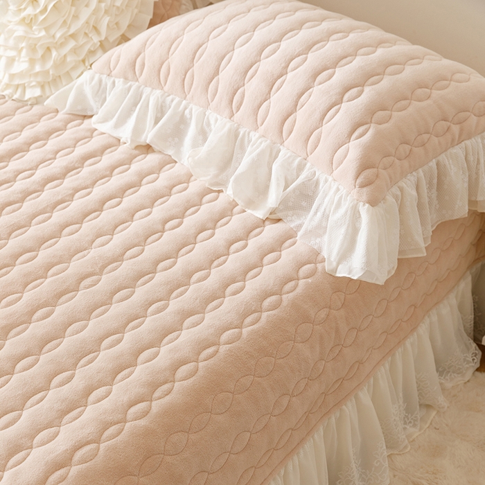 91家纺网 家纺一手货源 找家纺 胜权家纺 2024秋冬新款法式牛奶绒蕾丝单床盖系列-爱丽丝 爱丽丝-奶油米