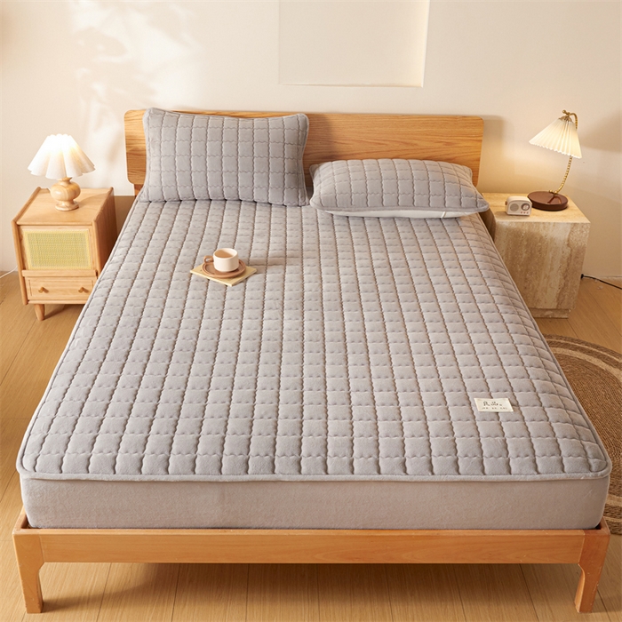 91家纺网 家纺一手货源 找家纺 鑫钰 2024新款A类无印风牛奶绒大豆夹棉床笠-暖格 暖格-紫灰