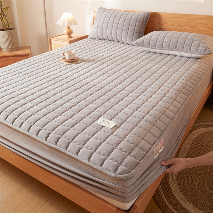 91家纺网 家纺一手货源 找家纺 鑫钰 2024新款A类无印风牛奶绒大豆夹棉床笠-暖格 暖格-紫灰