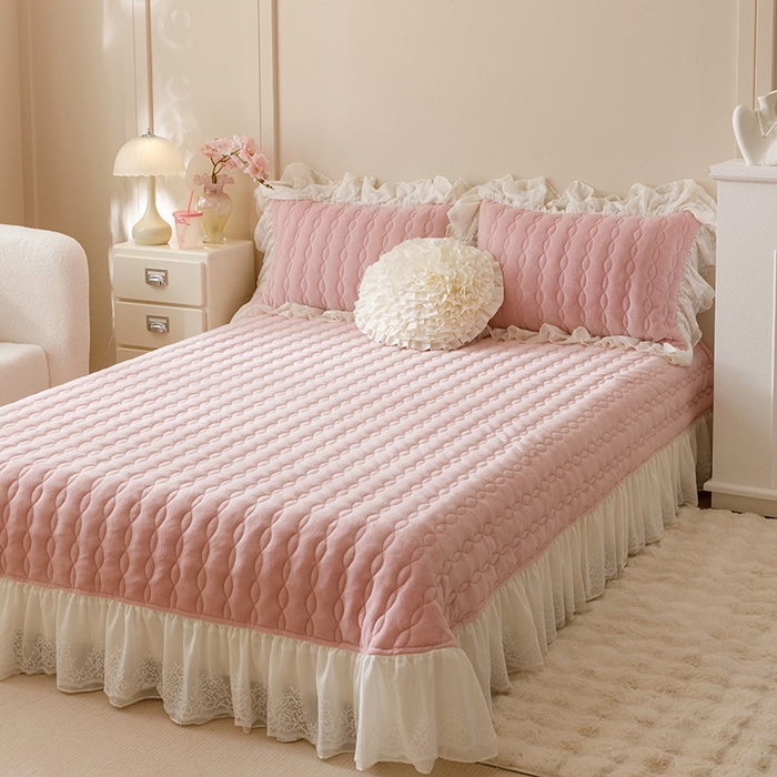 91家纺网 家纺一手货源 找家纺 胜权家纺 2024秋冬新款法式牛奶绒蕾丝单床盖系列-爱丽丝 爱丽丝-胭脂粉