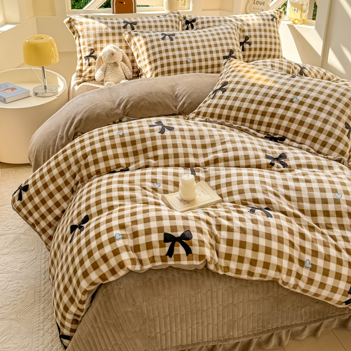 91家纺网 家纺一手货源 找家纺 尚美 2024新款高克重印花花边牛奶绒床盖四件套 咖色蝴蝶梦