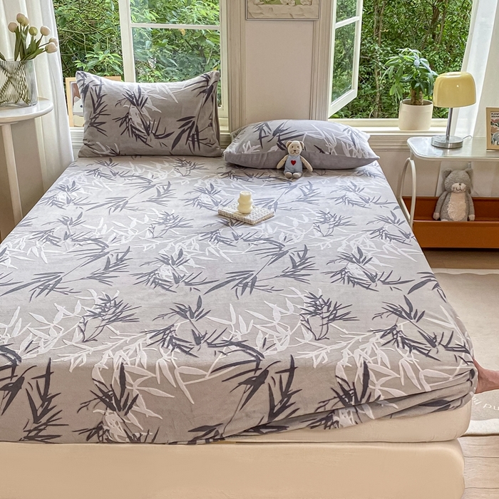 91家纺网 家纺一手货源 找家纺 大境 2024新款A类雕花绒牛奶绒床笠三件套单床笠宝宝绒婴儿绒 水墨竹 红灰