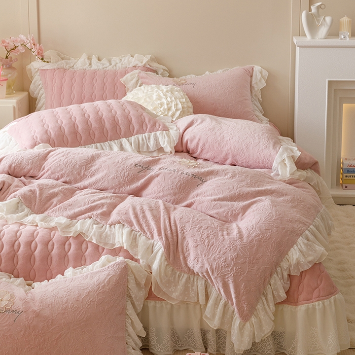 91家纺网 家纺一手货源 找家纺 胜权家纺 2024秋冬新款法式牛奶绒蕾丝床盖四件套系列-爱丽丝 爱丽丝-胭脂粉