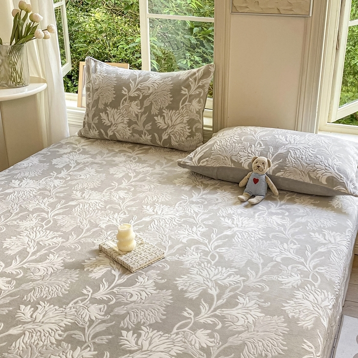 91家纺网 家纺一手货源 找家纺 大境 2024新款A类雕花绒牛奶绒床笠三件套单床笠宝宝绒婴儿绒 罗曼 褐咖