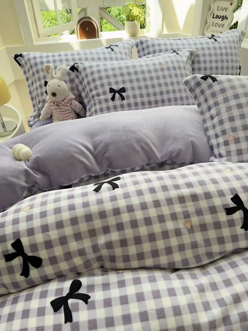 91家纺网 家纺一手货源 找家纺 尚美 2024新款高克重印花花边牛奶绒床盖四件套 紫色蝴蝶梦