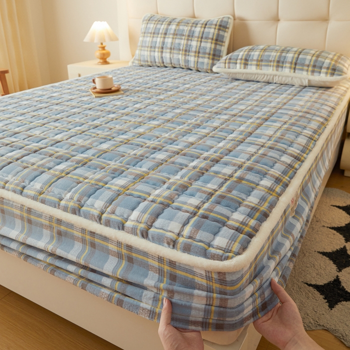 91家纺网 家纺一手货源 找家纺 鑫钰 2024新款A类无印风牛奶绒大豆夹棉床笠-暖格 暖格-简希蓝