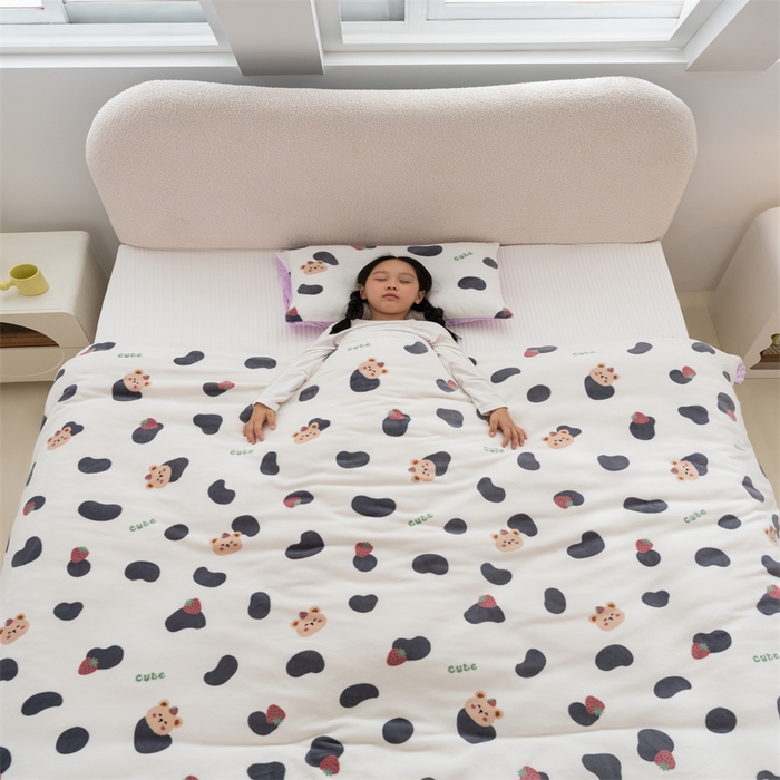 91家纺网 家纺一手货源 找家纺 艾佳宝贝 2024牛奶绒豆豆绒可拆式多功能防踢被 防踢被-多彩草莓熊