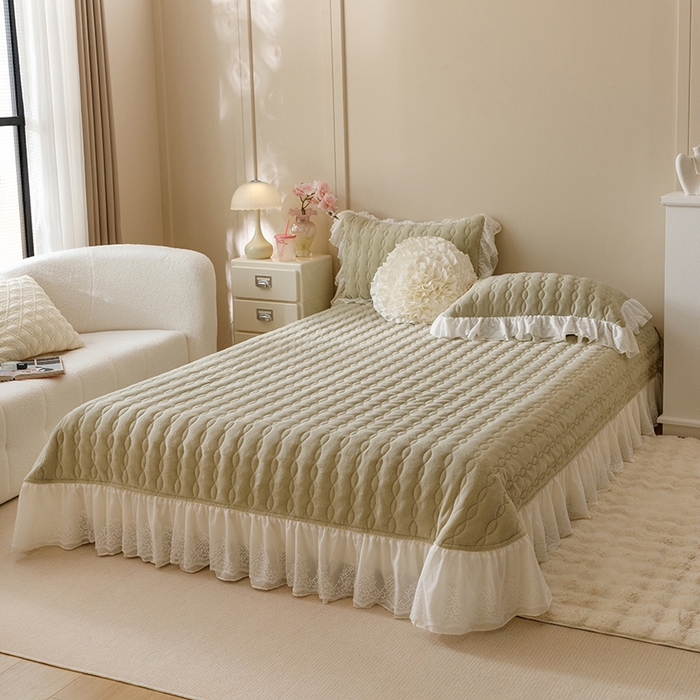 91家纺网 家纺一手货源 找家纺 胜权家纺 2024秋冬新款法式牛奶绒蕾丝单床盖系列-爱丽丝 爱丽丝-橄榄绿