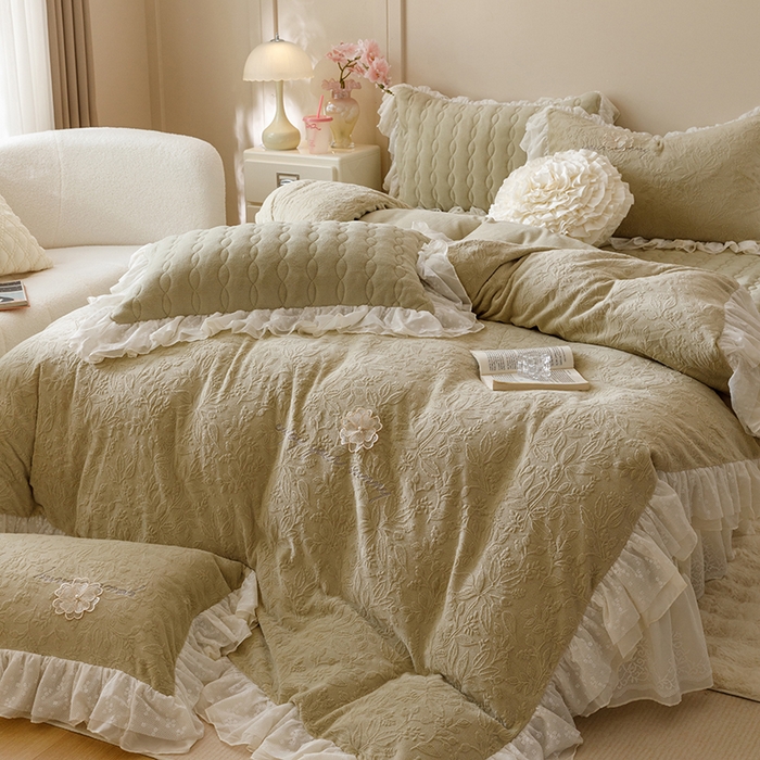 91家纺网 家纺一手货源 找家纺 胜权家纺 2024秋冬新款法式牛奶绒蕾丝床盖四件套系列-爱丽丝 爱丽丝-橄榄绿