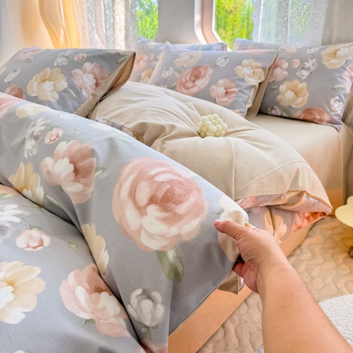 91家纺网 家纺一手货源 找家纺 千朵 2024新款全棉磨毛小清新印花四件套 恋爱旋律灰