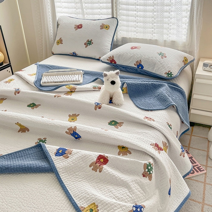 91家纺网 家纺一手货源 找家纺 沐纯家居 2025新款婴儿绒纯棉水洗床盖 萌宠小熊-海蓝