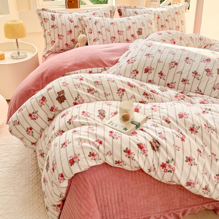 91家纺网 家纺一手货源 找家纺 尚美 2024新款高克重印花花边牛奶绒床盖四件套 花花世界