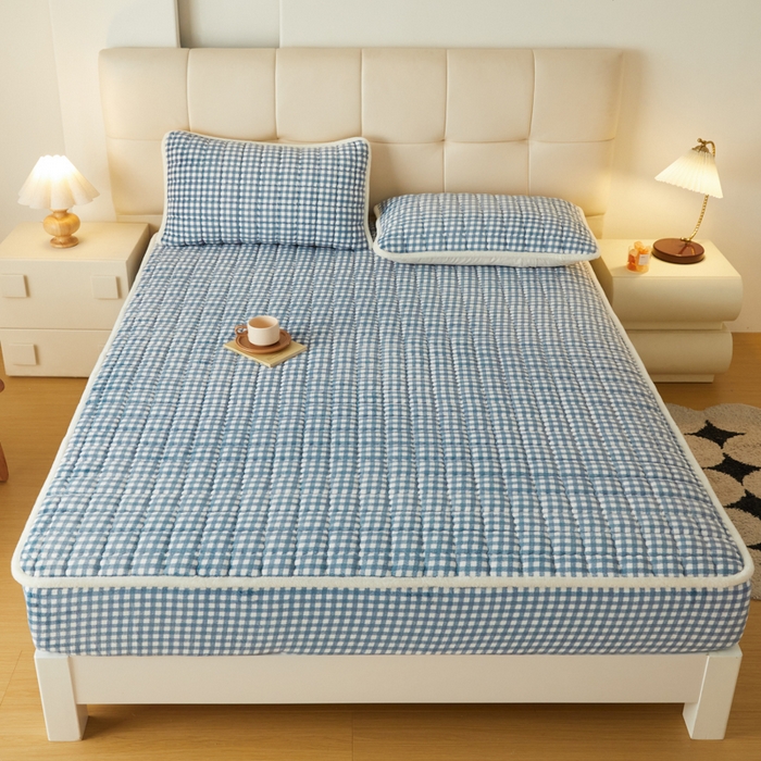 91家纺网 家纺一手货源 找家纺 鑫钰 2024新款A类无印风牛奶绒大豆夹棉床笠-暖格 暖格-蓝小格