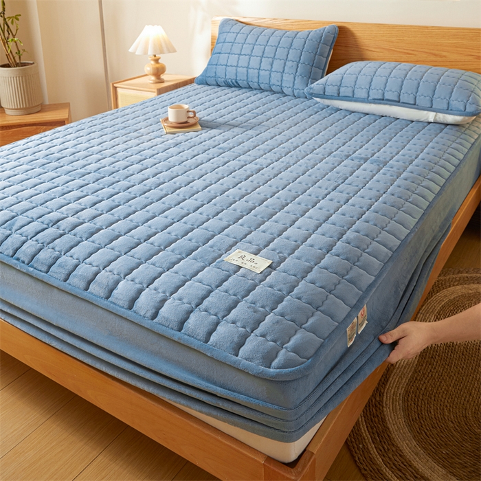 91家纺网 家纺一手货源 找家纺 鑫钰 2024新款A类无印风牛奶绒大豆夹棉床笠-暖格 暖格-湖蓝