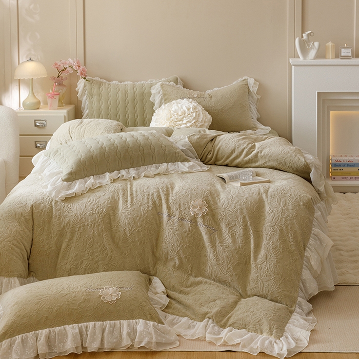 91家纺网 家纺一手货源 找家纺 胜权家纺 2024秋冬新款法式牛奶绒蕾丝床盖四件套系列-爱丽丝 爱丽丝-橄榄绿