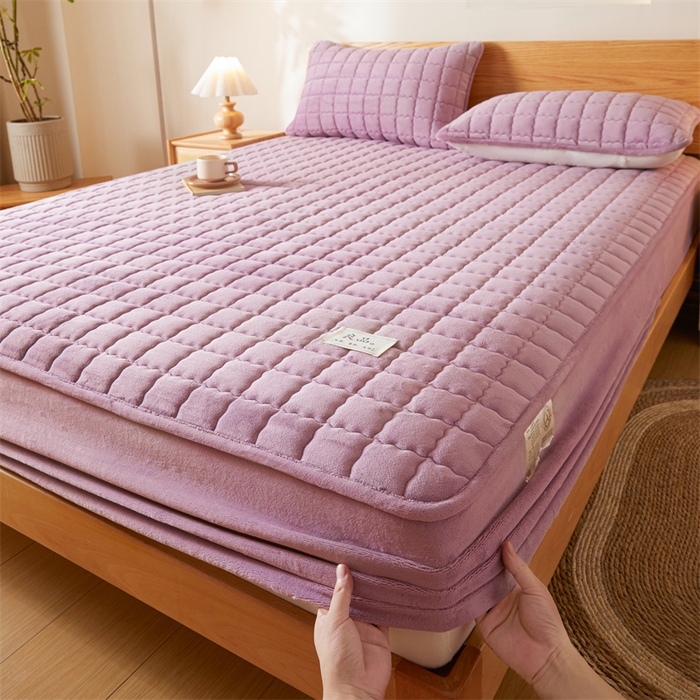 91家纺网 家纺一手货源 找家纺 鑫钰 2024新款A类无印风牛奶绒大豆夹棉床笠-暖格 暖格-紫色