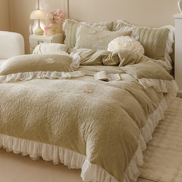 91家纺网 家纺一手货源 找家纺 胜权家纺 2024秋冬新款法式牛奶绒蕾丝床盖四件套系列-爱丽丝 爱丽丝-橄榄绿