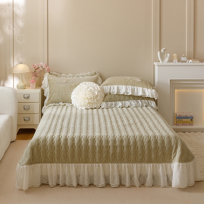 91家纺网 家纺一手货源 找家纺 胜权家纺 2024秋冬新款法式牛奶绒蕾丝单床盖系列-爱丽丝 爱丽丝-橄榄绿