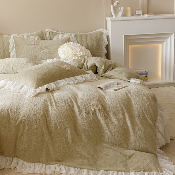 91家纺网 家纺一手货源 找家纺 胜权家纺 2024秋冬新款法式牛奶绒蕾丝床盖四件套系列-爱丽丝 爱丽丝-橄榄绿