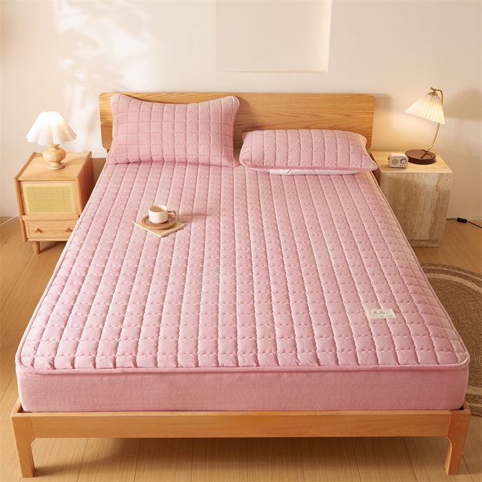 91家纺网 家纺一手货源 找家纺 鑫钰 2024新款A类无印风牛奶绒大豆夹棉床笠-暖格 暖格-绯粉