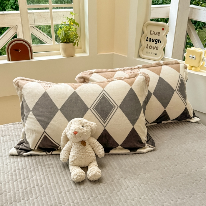 91家纺网 家纺一手货源 找家纺 尚美 2024新款高克重印花花边牛奶绒床盖四件套 菱形格