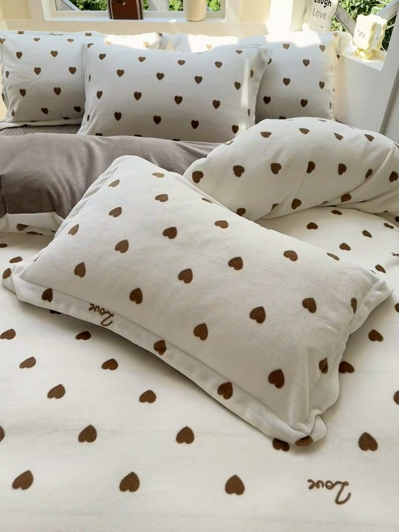 91家纺网 家纺一手货源 找家纺 尚美 2024新款高克重印花花边牛奶绒床盖四件套 咖爱心