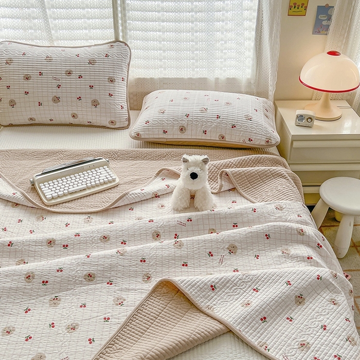 91家纺网 家纺一手货源 找家纺 沐纯家居 2025新款婴儿绒纯棉水洗床盖 樱桃派-奶咖