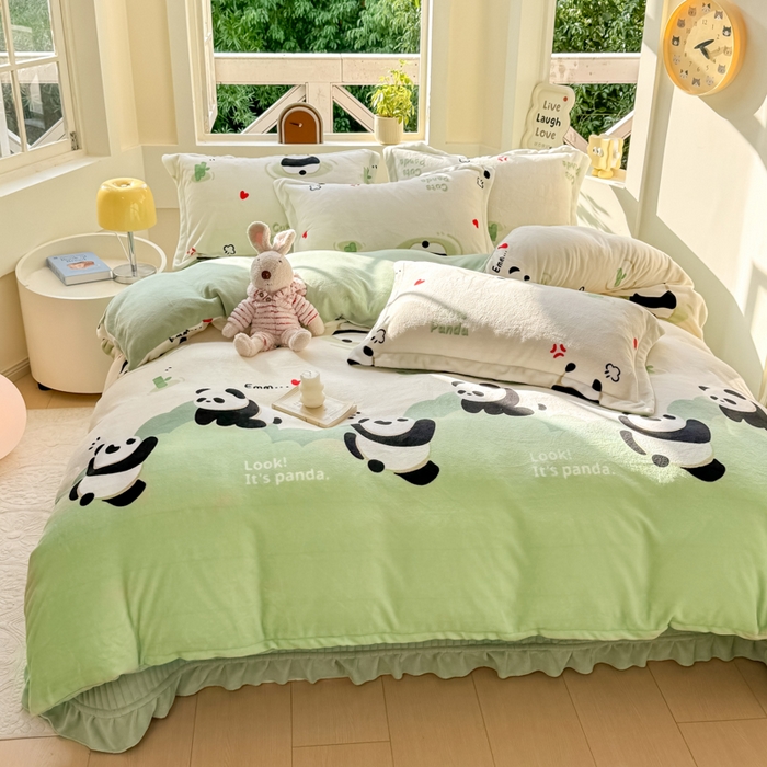 91家纺网 家纺一手货源 找家纺 尚美 2024新款高克重印花花边牛奶绒床盖四件套 绿熊猫