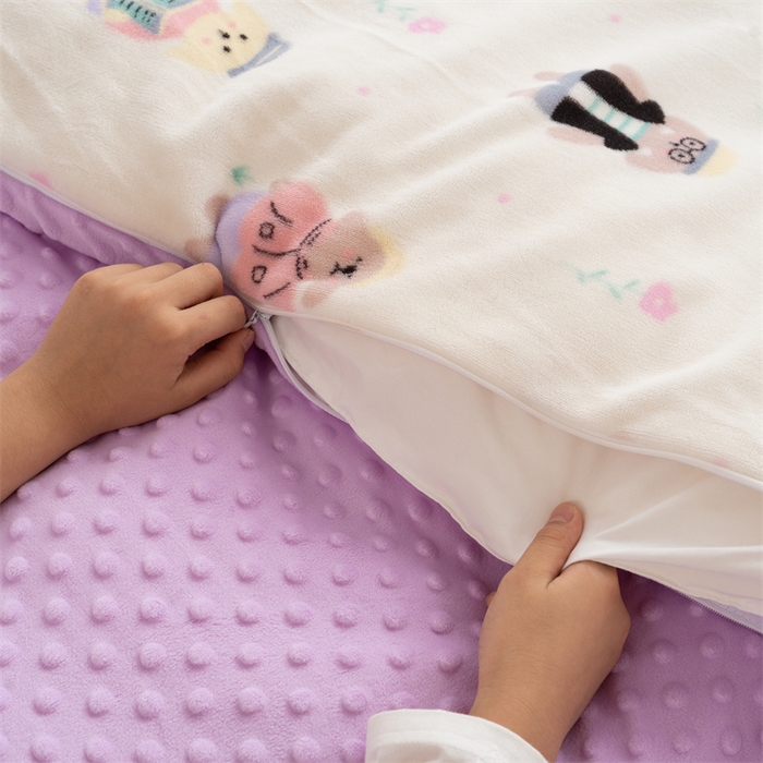 91家纺网 家纺一手货源 找家纺 艾佳宝贝 2024牛奶绒豆豆绒可拆式多功能防踢被 防踢被-缤纷熊多多