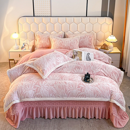 芷卧 2025新款韩版立体雕花牛奶绒夹棉床盖款四件套 明媚春风-粉色