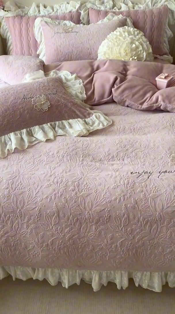 91家纺网 家纺一手货源 找家纺 胜权家纺 2024秋冬新款法式牛奶绒蕾丝床盖四件套系列-爱丽丝 爱丽丝-胭脂粉