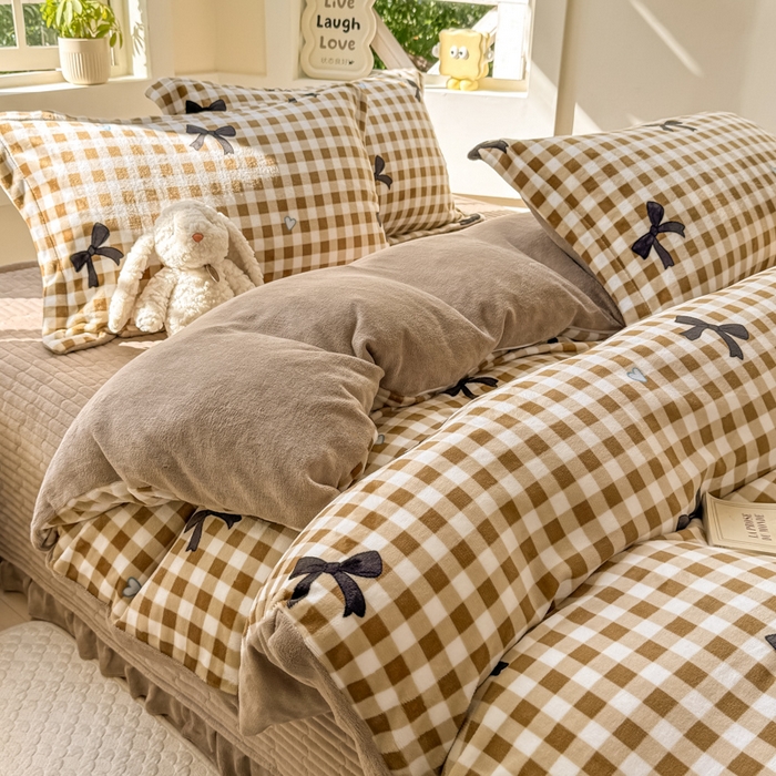 91家纺网 家纺一手货源 找家纺 尚美 2024新款高克重印花花边牛奶绒床盖四件套 咖色蝴蝶梦