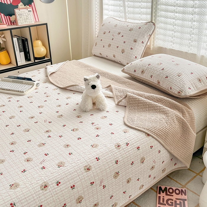 91家纺网 家纺一手货源 找家纺 沐纯家居 2025新款婴儿绒纯棉水洗床盖 樱桃派-奶咖