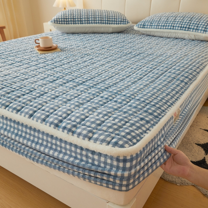 91家纺网 家纺一手货源 找家纺 鑫钰 2024新款A类无印风牛奶绒大豆夹棉床笠-暖格 暖格-蓝小格